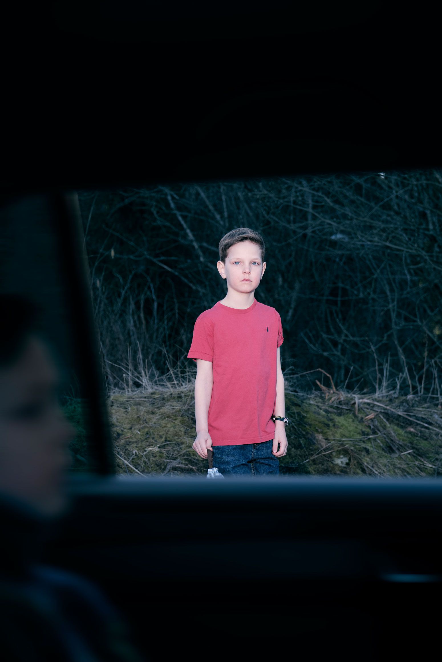 ferdig2_DSF1843-web gutt i rød t-skjorte sett gjennom vinduet til bil i fart